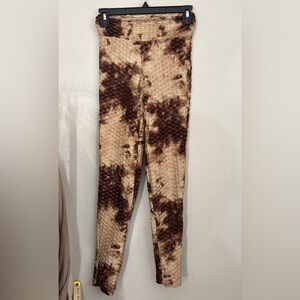 Jolie & Joy brown coffe colored Tie dye scrunch butt leggings